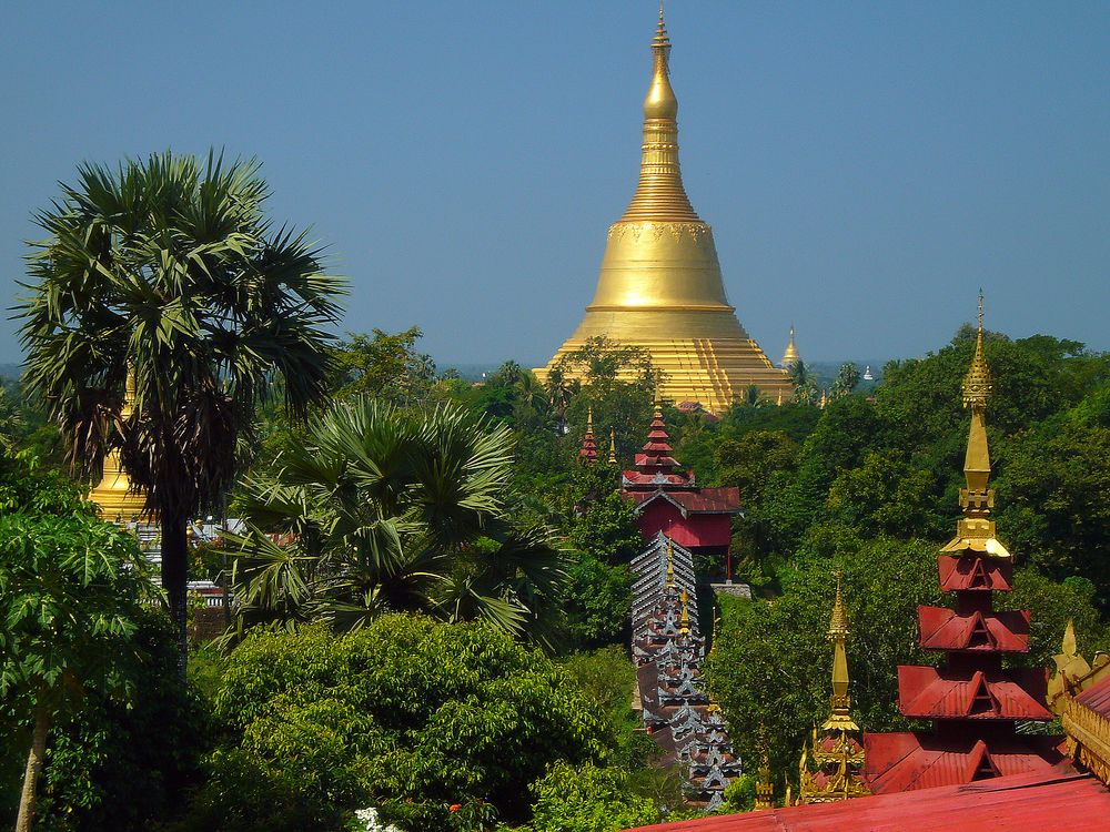 Blick von der Hintha Gon auf die Shwemawdaw Paya in Bago.