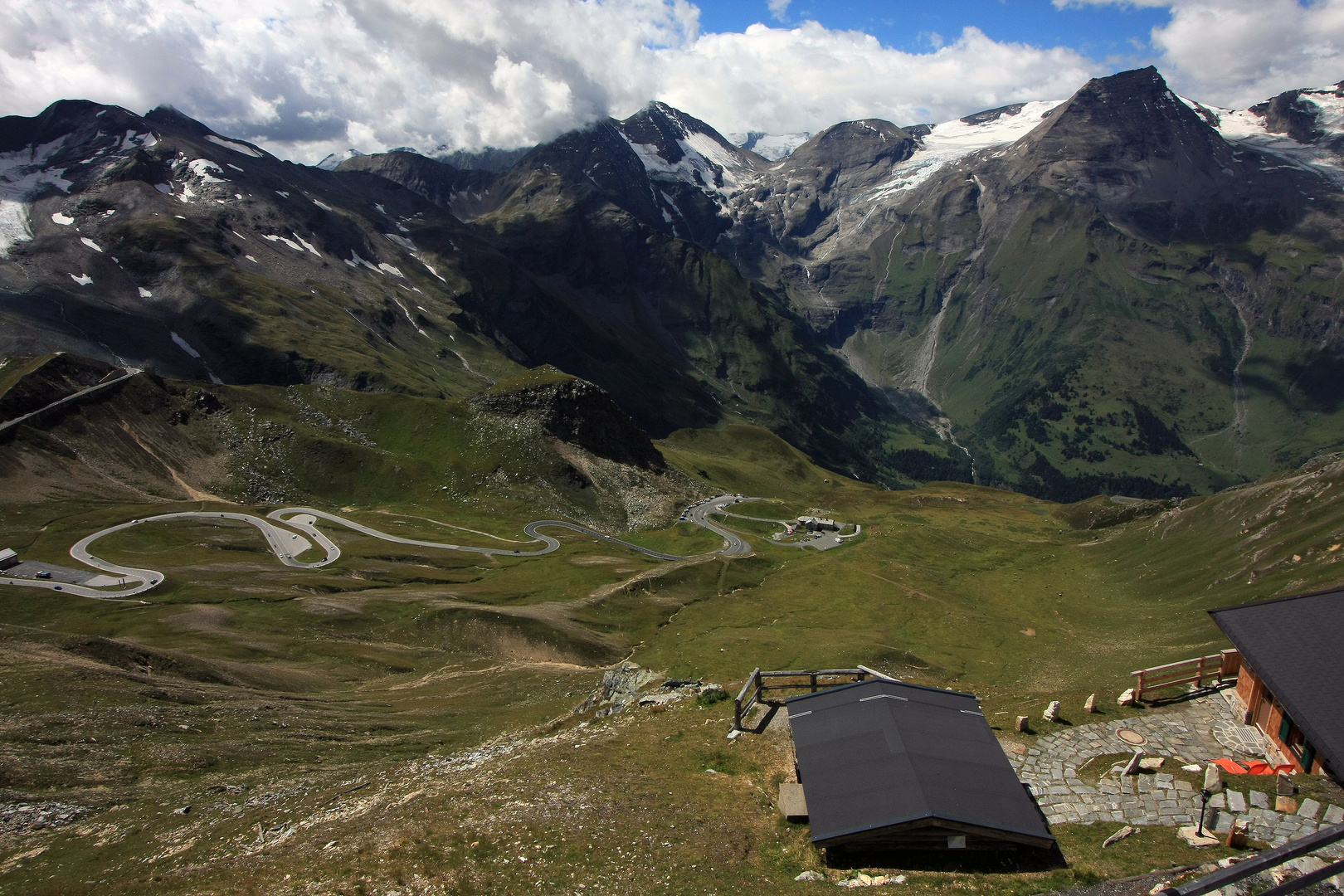 Blick von der Hochalpenstrasse auf Haus der Naturschau - nahe der Edelweißspitze