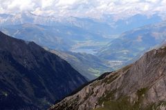 Blick von der Hochalpenstrasse nahe der Edelweißspitze auf Zell am See