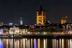 Blick von der Hohenzollernbruecke ueber den Rhein