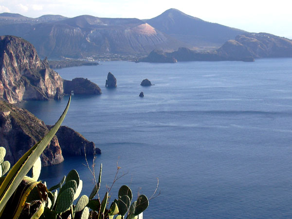 Blick von der Insel Lipari auf die Insel Vulcano