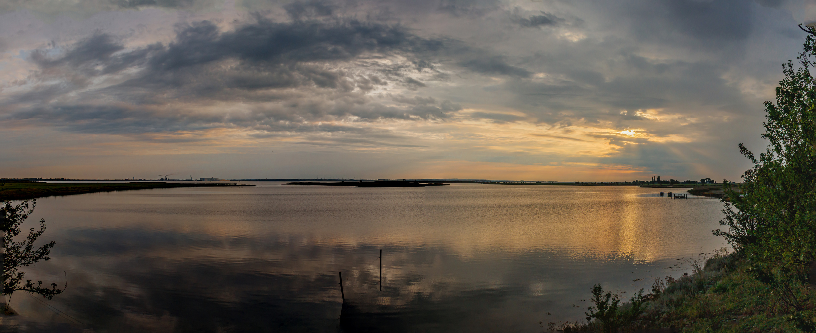 Blick von der Insel Poel zur Wismarer Bucht am Abend.