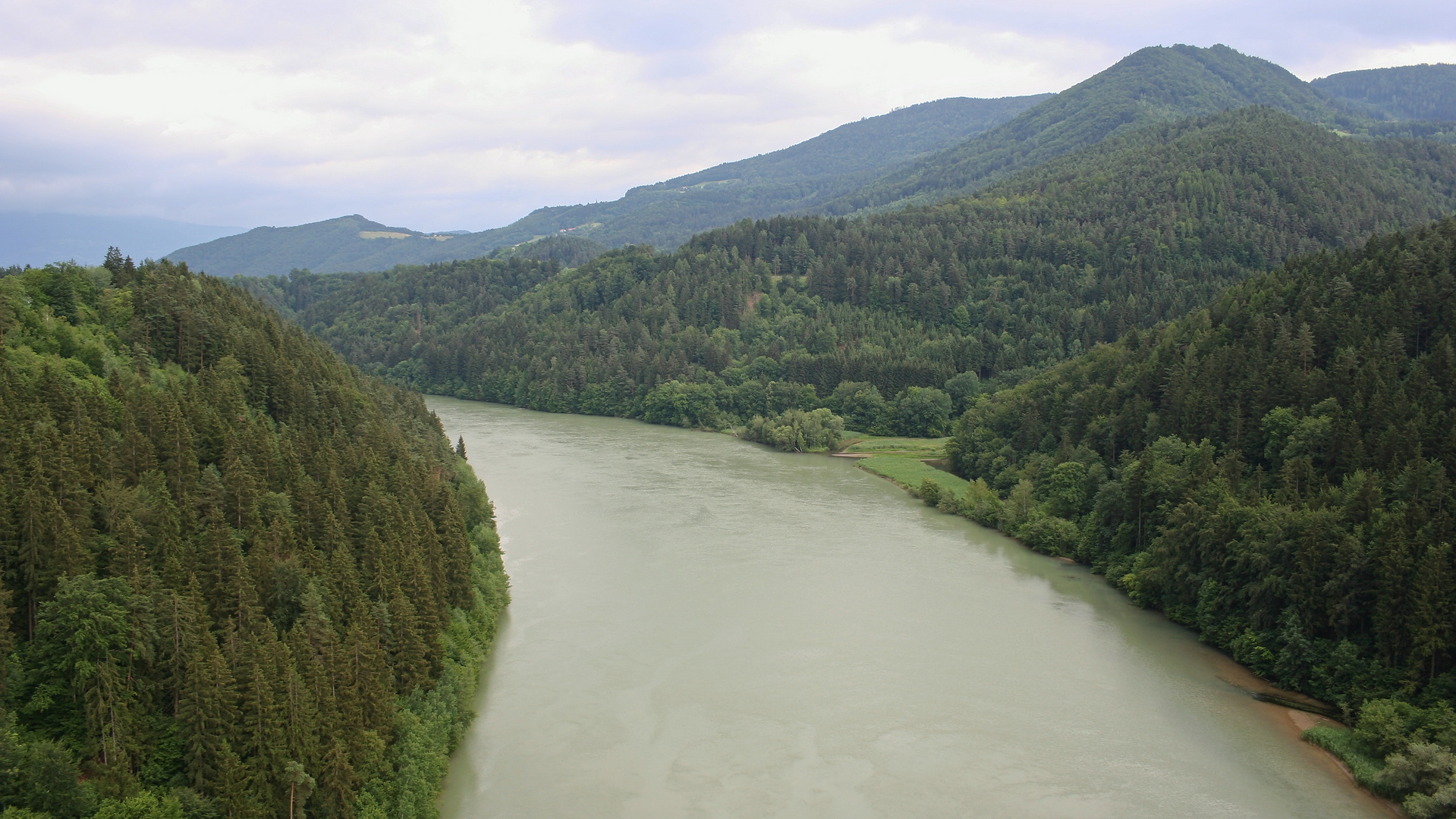 Blick von der Jauntalbrücke auf die Drau und die Berge (IMG_7002_ji)