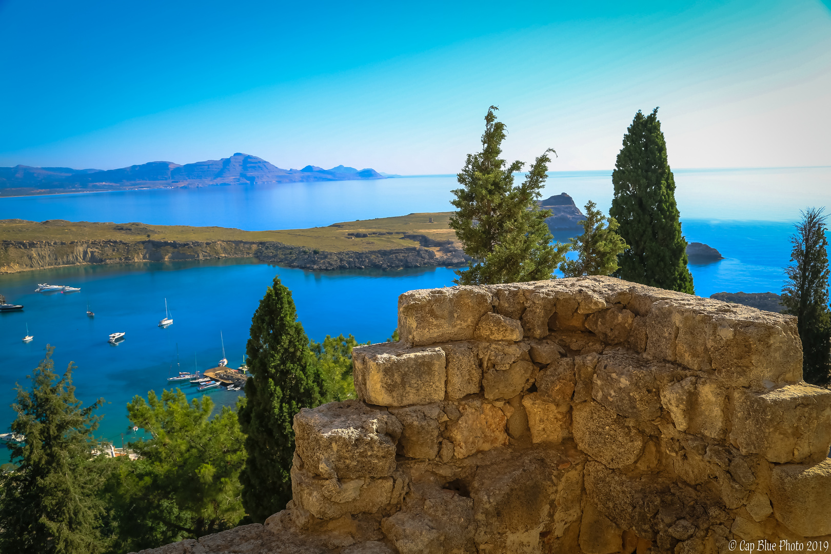 Blick von der Johanniterburg/Akropolis Lindos in die Bucht