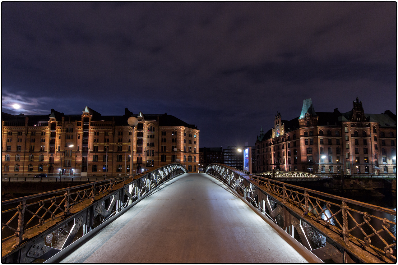 Blick von der Jungfernbrücke auf die Speicherstadt II