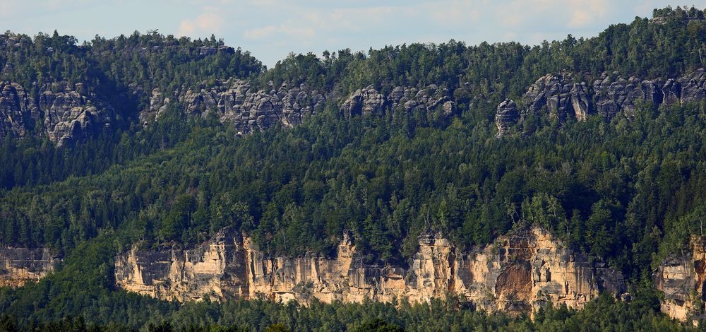 Blick von der Kaiserkrone zu den Schrammsteinen...