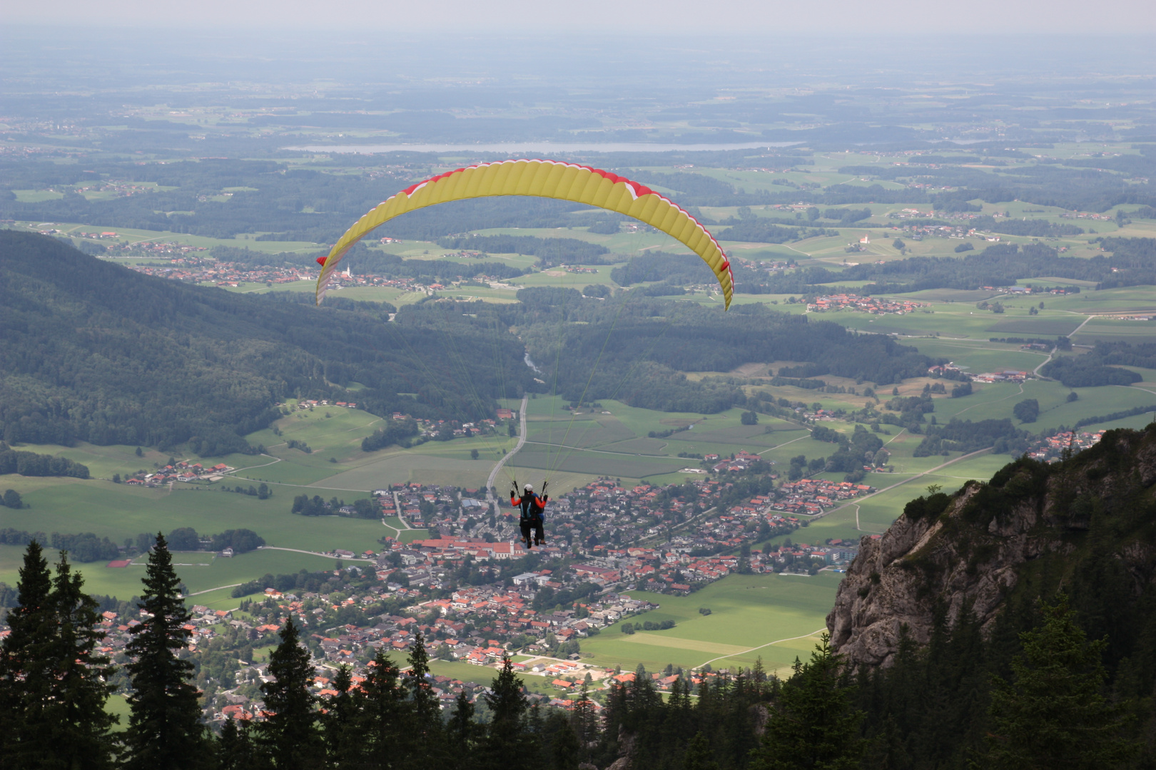 Blick von der Kampenwand auf Aschau im Chiemgau