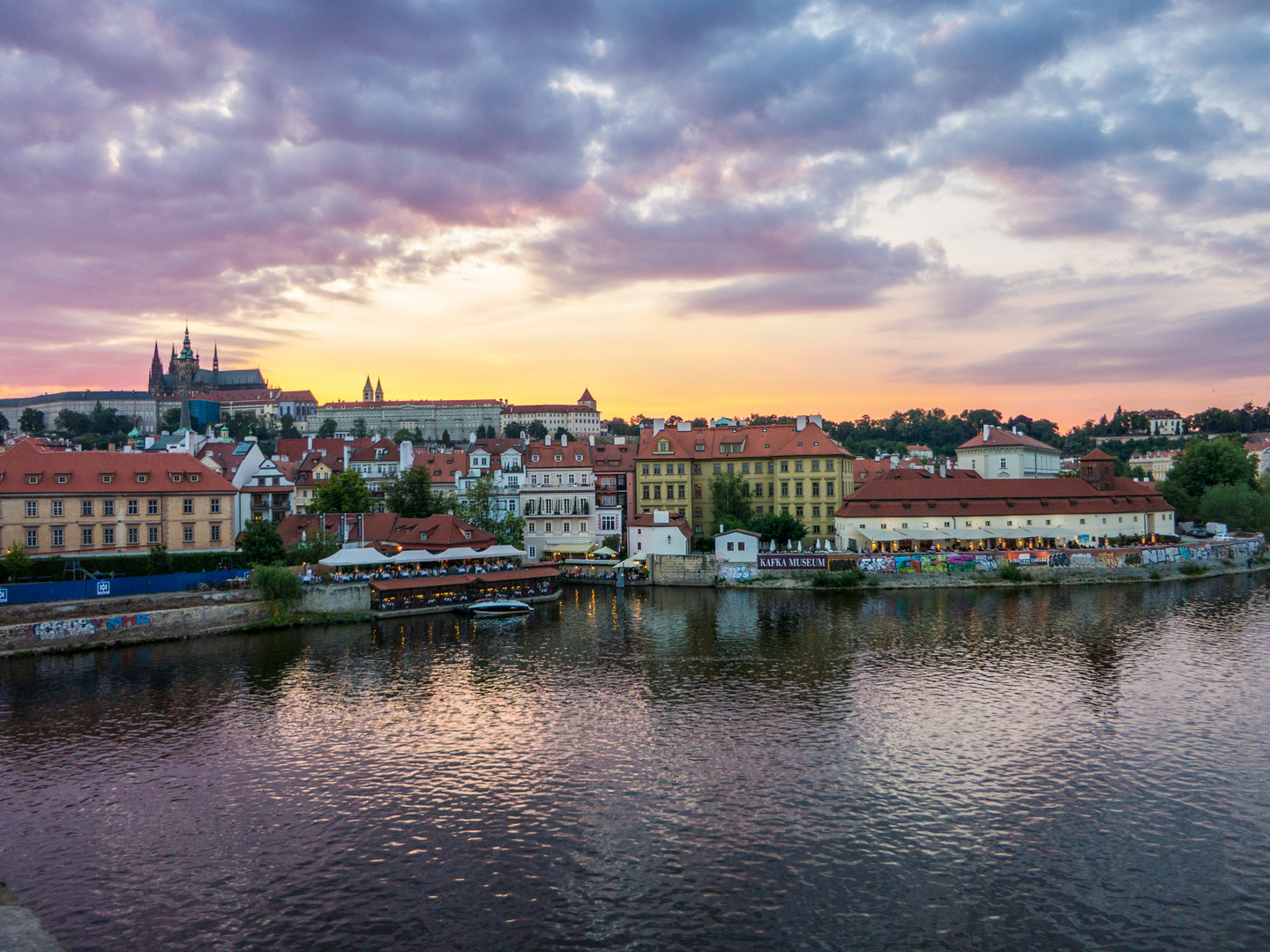 Blick von der Karlsbrücke - die 10000000 e :-)