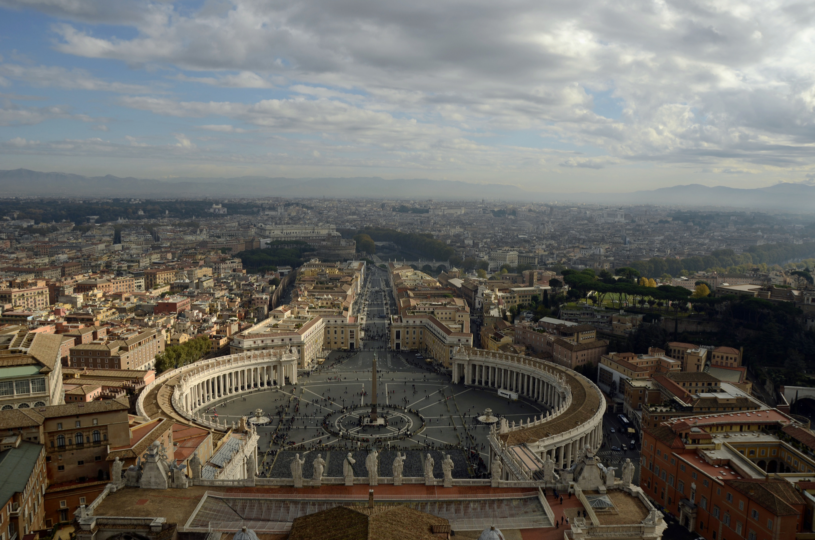 Blick von der Kuppel des Petersdoms über den Petersplatz und Rom