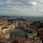 Blick von der Kuppel des Petersdoms über den Petersplatz und Rom