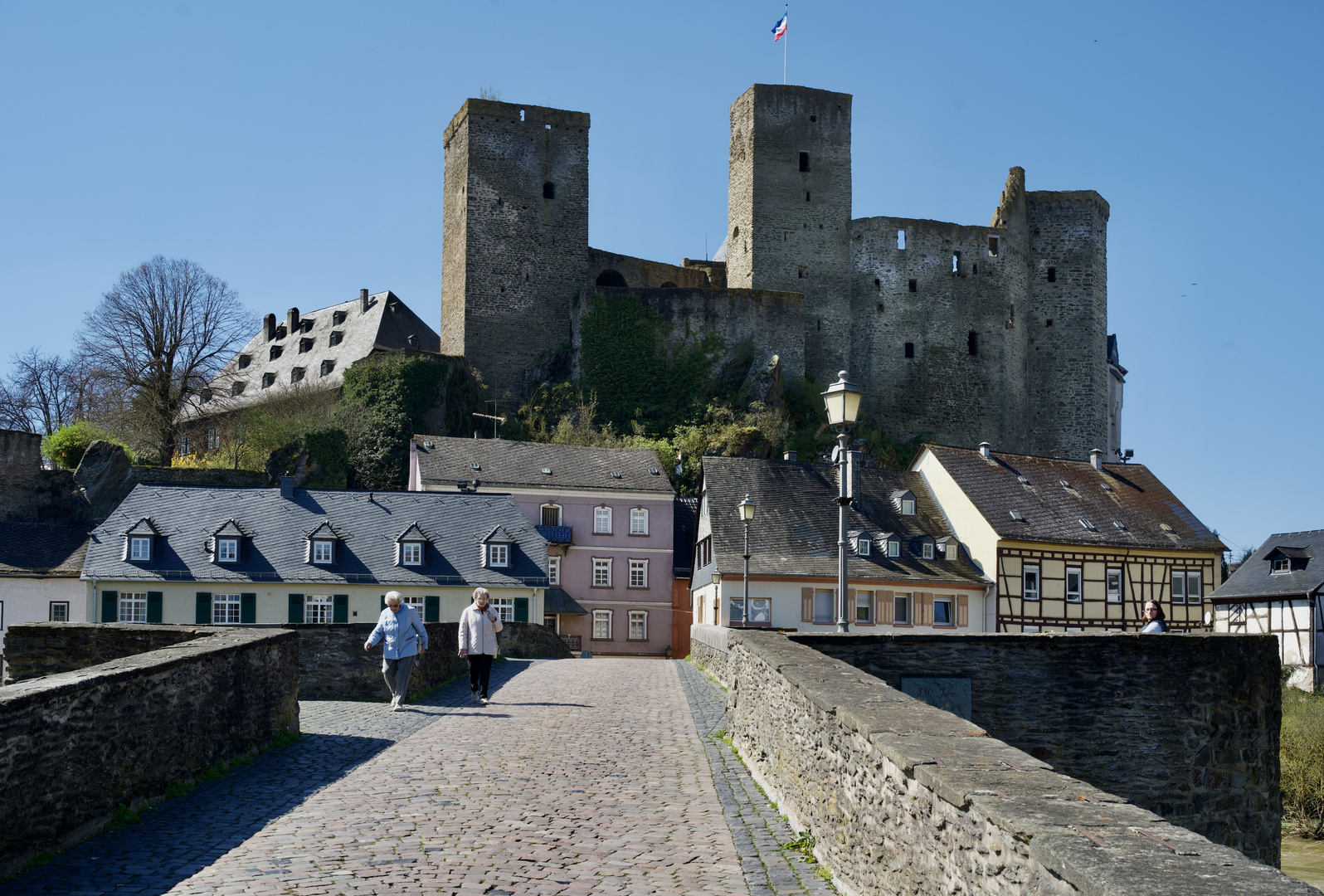 Blick von der Lahnbrücke auf Burg Runkel