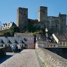 Blick von der Lahnbrücke auf Burg Runkel