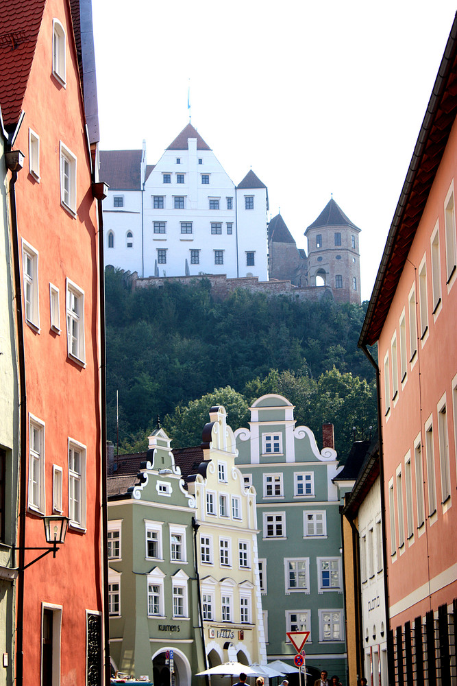 Blick von der Landshuter Altstadt auf die Burg Trausnitz