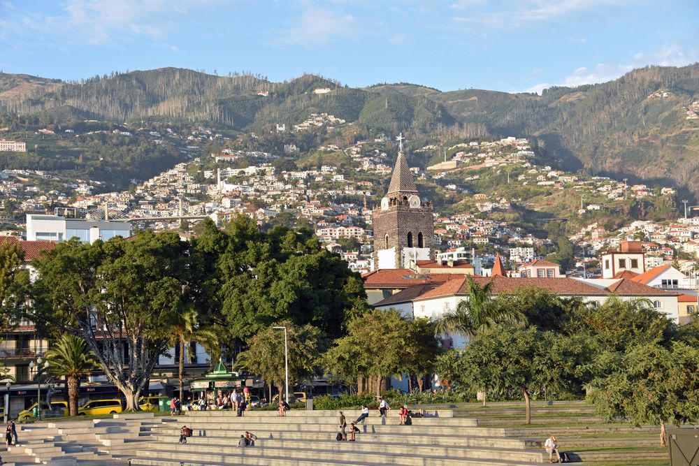 Blick von der Marina über Funchal auf Madeira