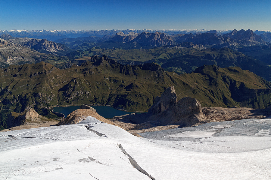 Blick von der Marmolada (Punta Rocca) auf den Fedaiasee