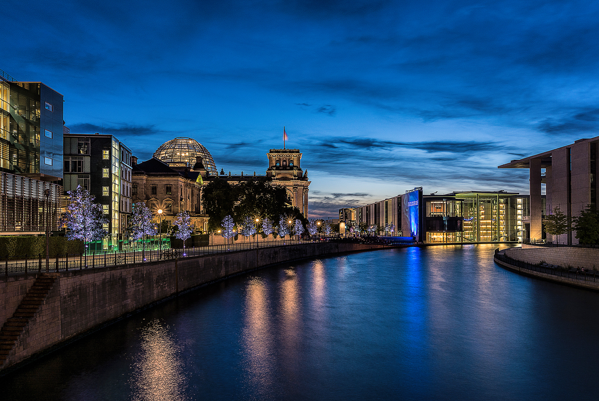 Blick von der Marschallbrücke ...