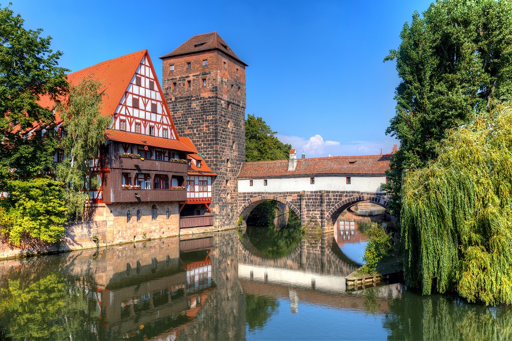 Blick von der Maxbrücke aus auf Weinstadel, Wasserturm und Henkersteg