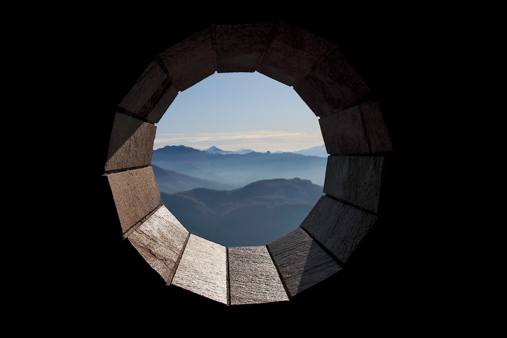 Blick von der modernen Kirche auf Monte Tamaro