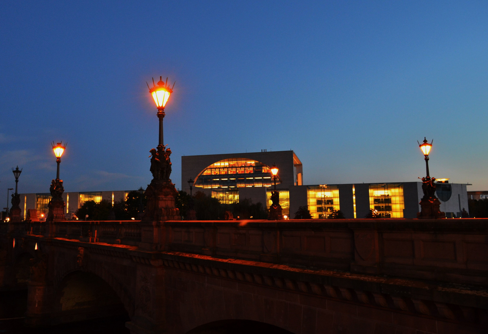 Blick von der Moltkebrücke zum Bundeskanzleramt