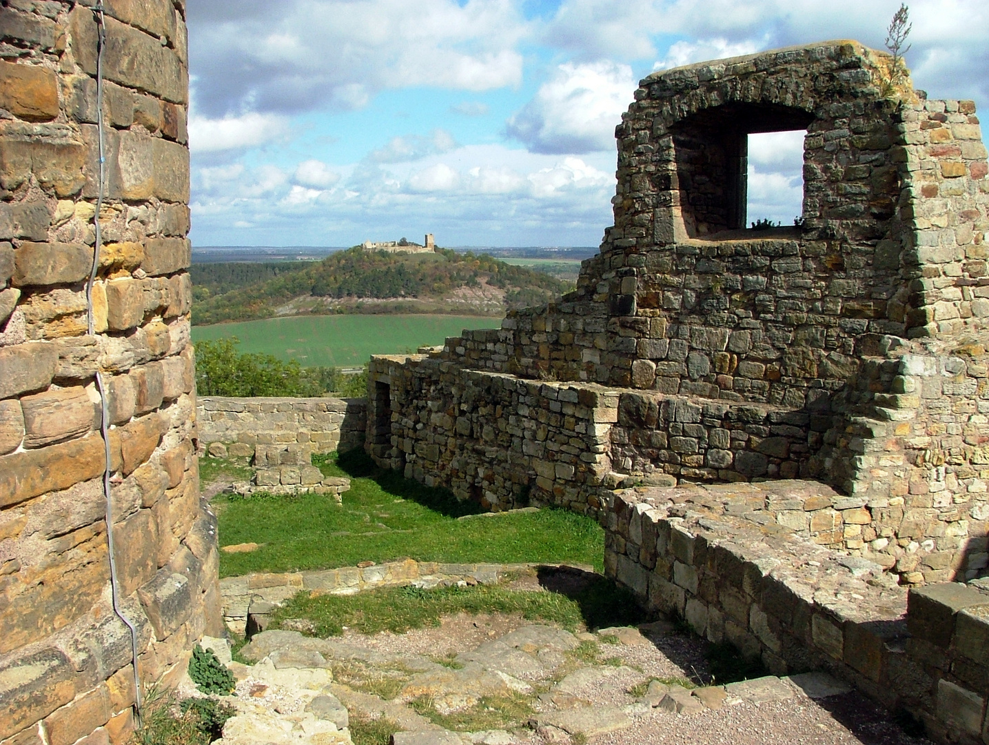 Blick von der Mühlburg zur Burg Gleichen