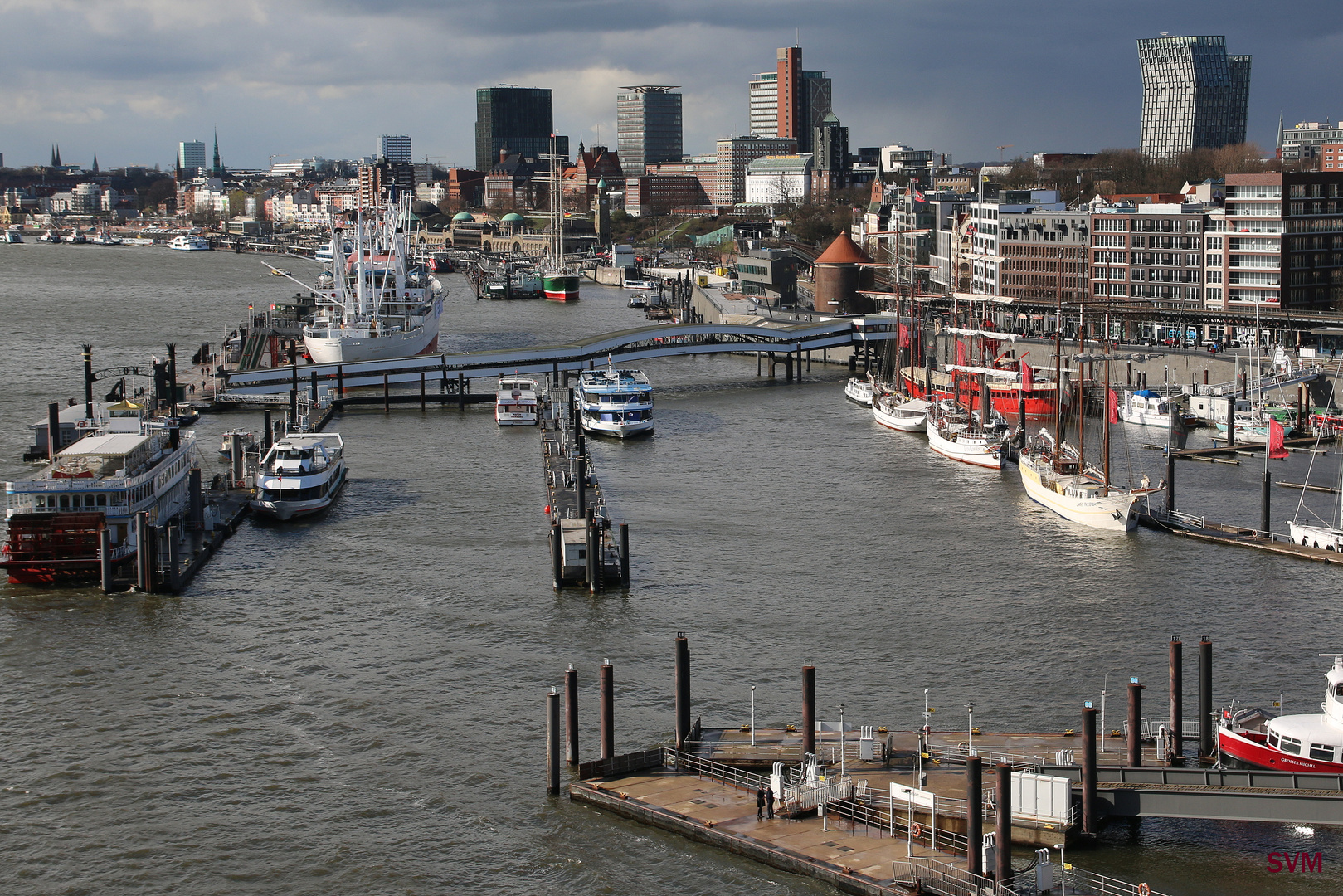 Blick von der neuen Elbphilharmonie auf die Landungsbrücken