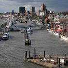 Blick von der neuen Elbphilharmonie auf die Landungsbrücken