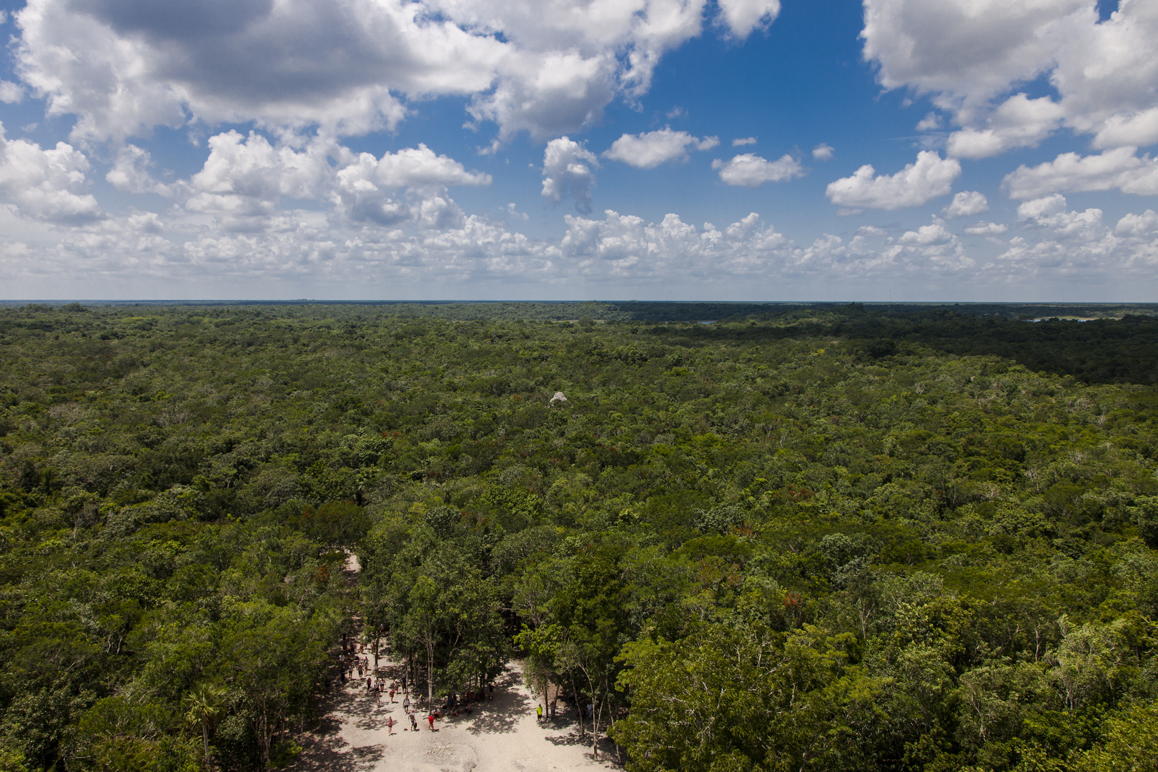 Blick von der Nohoch-Mul-Pyramide in Cobá