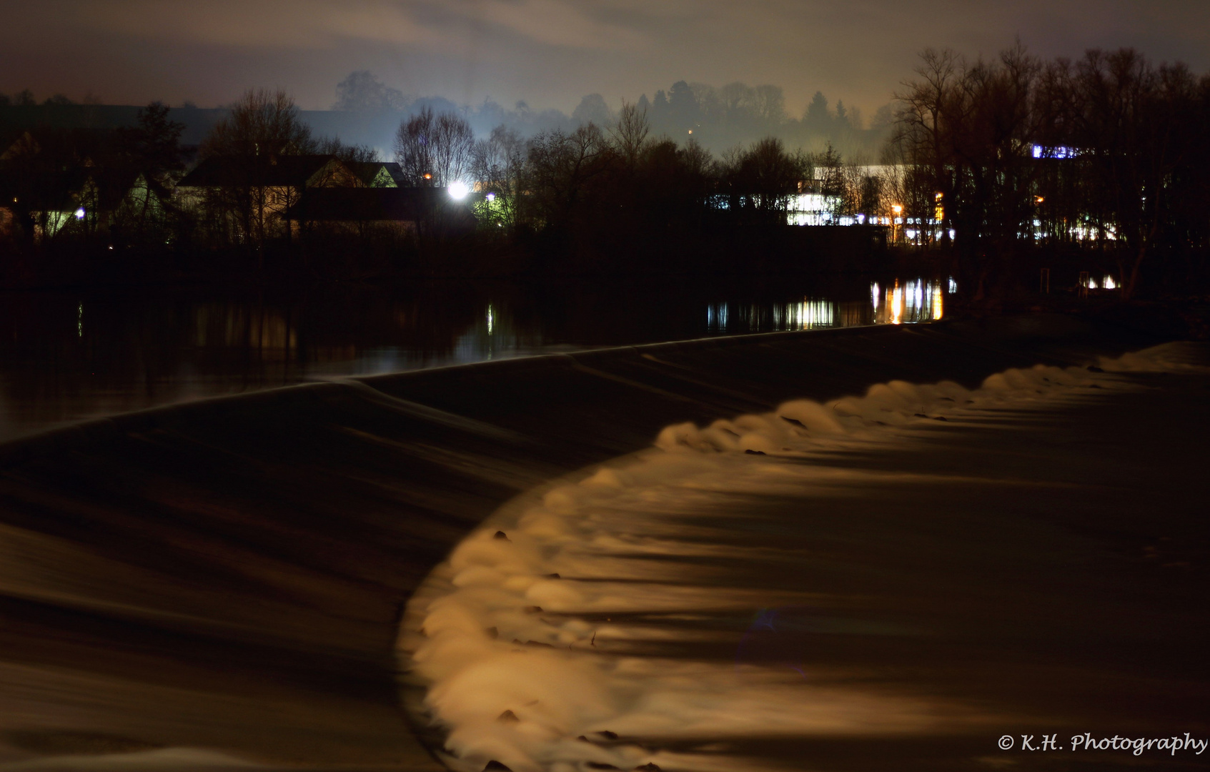 Blick von der Nürtinger Brücke bei Nacht