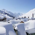 Blick von der Oberalpstrasse auf Andermatt , ein Wintertraumtag