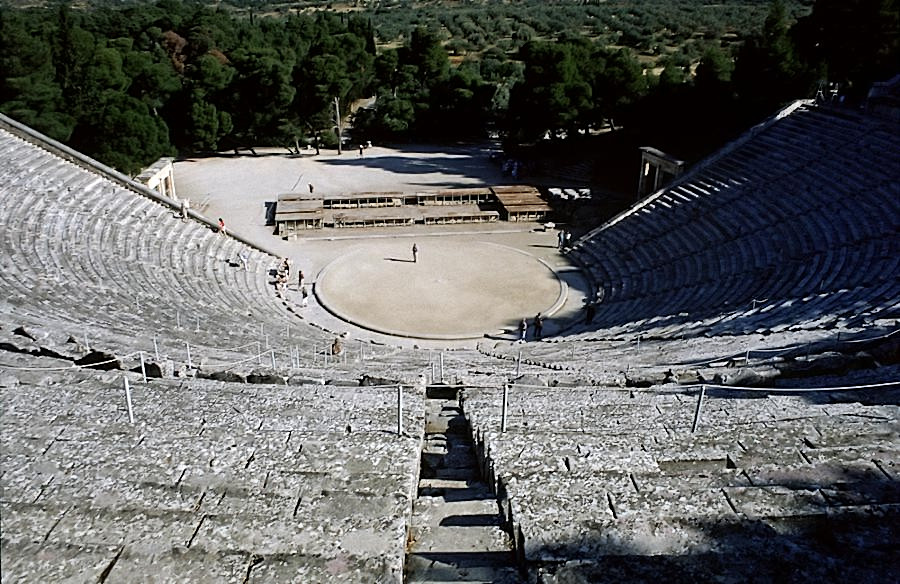 Blick von der obersten Reihe der cavea im Theater von Epidauros