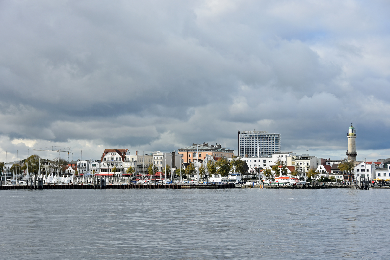 Blick von der Ostmole auf Warnemünde