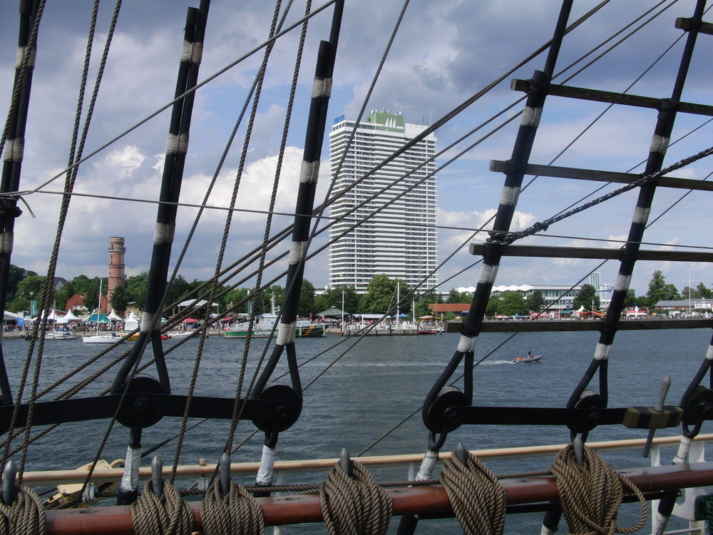 Blick von der Passat auf`s Maritim-Travemünde und den alten Leuchtturm!