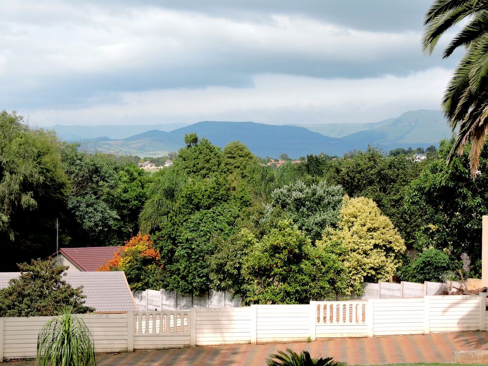 Blick von der Pension in Newcastle auf die bis zu 3500 Meter hohen Drakensberge im Hintergrund .