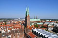 Blick von der Petrikirche in Lübeck auf St.-Marien und Altstadt