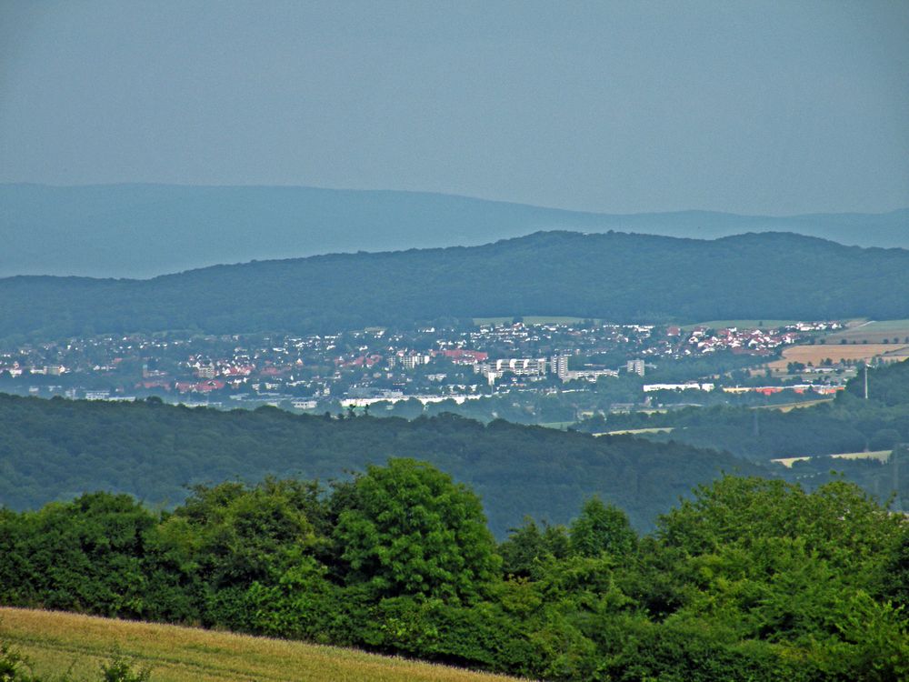 Blick von der Pferdeweide auf Northeim mit dem Wieterhöhenzug und den Vorharzbergen.