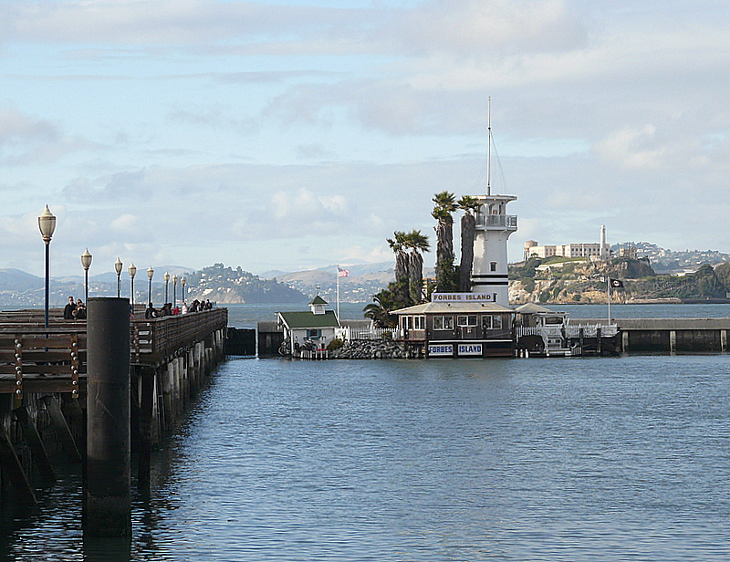 Blick von der Pier auf die San Francisco Bay mit Alcatraz