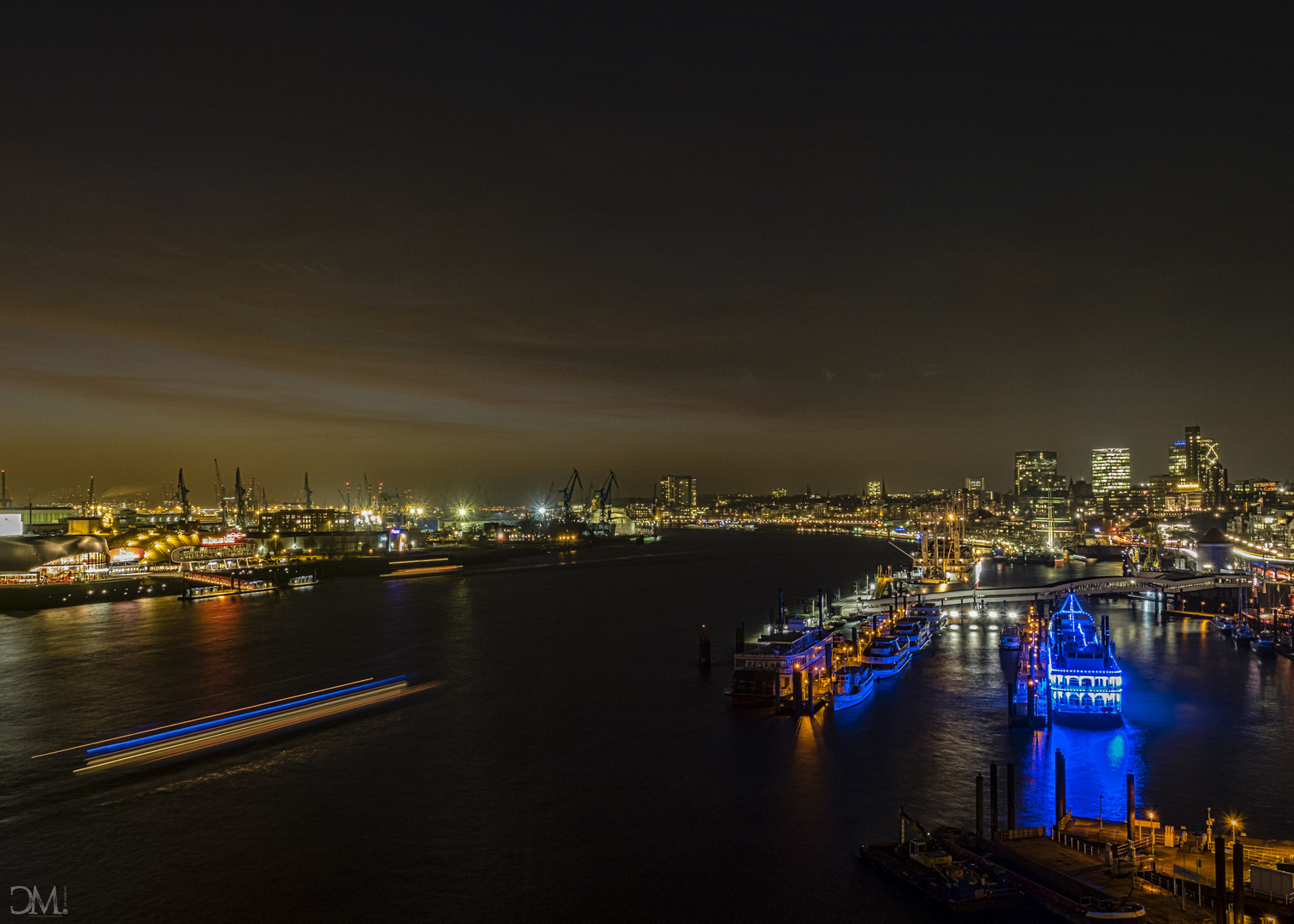 Blick von der Plaza der Elbphilharmonie auf den Hamburger Hafen