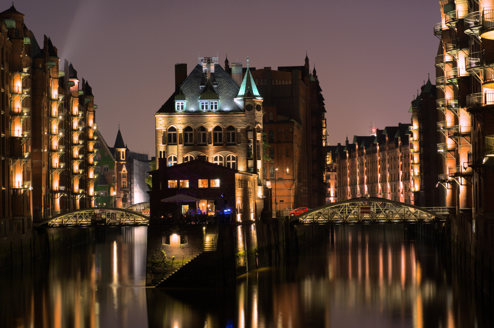 Blick von der Poggenmühlenbrücke auf die Speicherstadt in Hamburg bei Nacht....