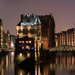 Blick von der Poggenmühlenbrücke auf die Speicherstadt in Hamburg bei Nacht....