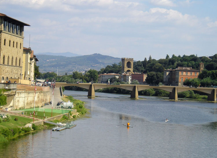 Blick von der Ponte Vecchio in Florenz