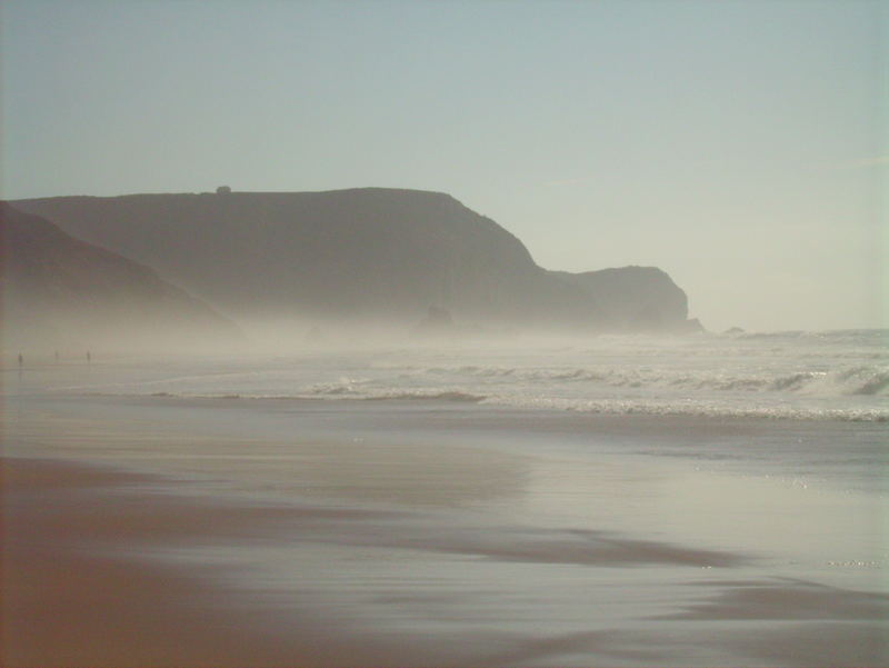 Blick von der Praia da Cordama zum Torre d'Aspa