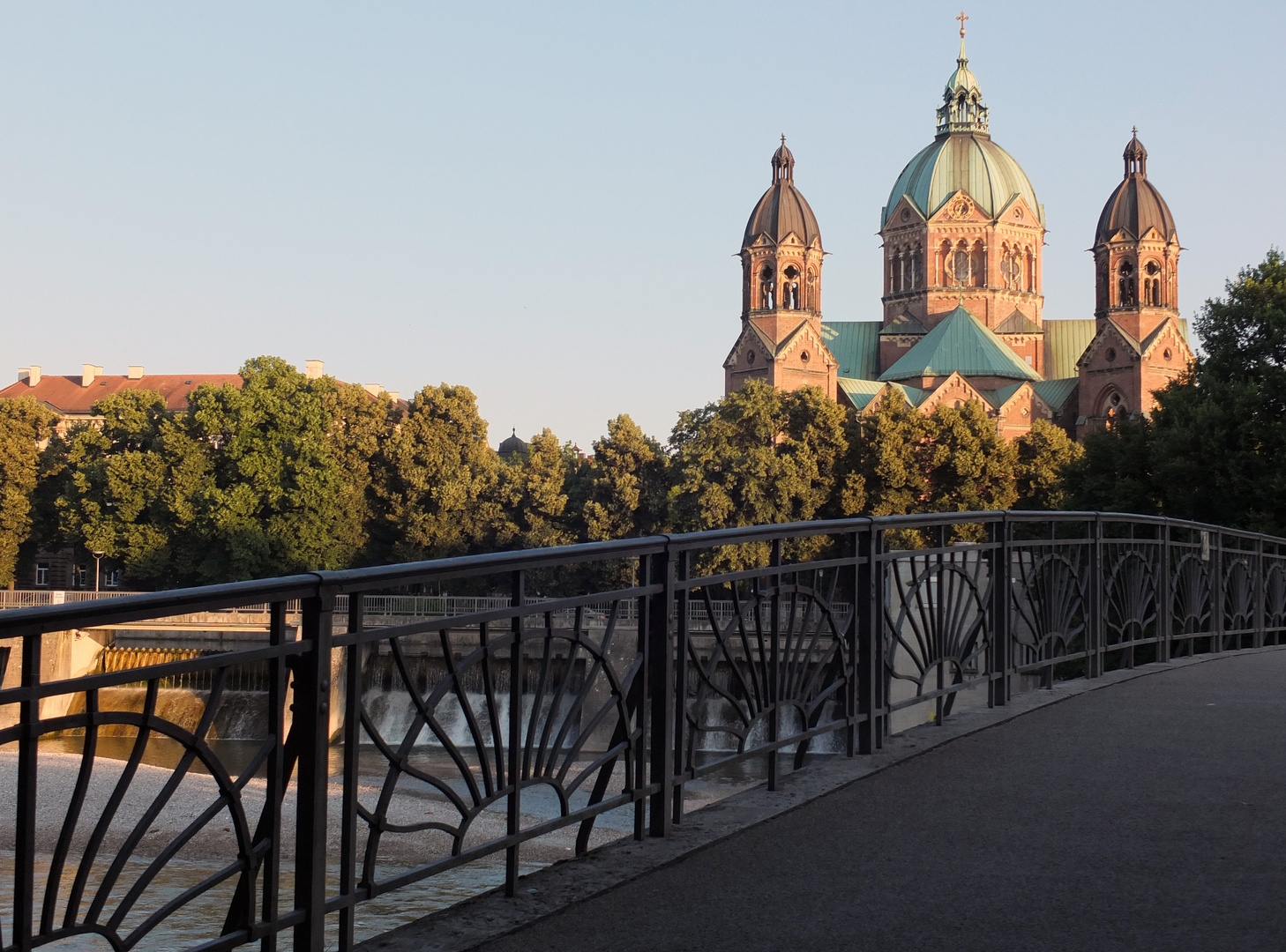 Blick von der Praterinsel auf die Mariannenkirche frühmorgens