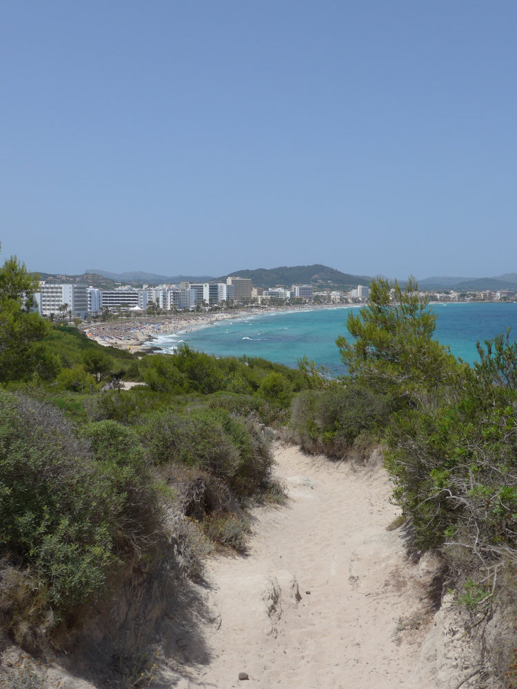 Blick von der Punta de n'Amer auf Cala Millor, Mallorca