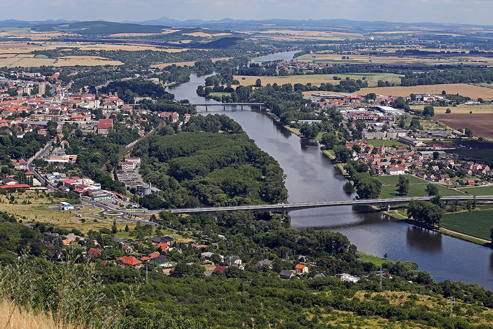 Blick von der Radebyle auf Labe (Elbe) und Litomerice (Leitmeritz) und damit ein ...