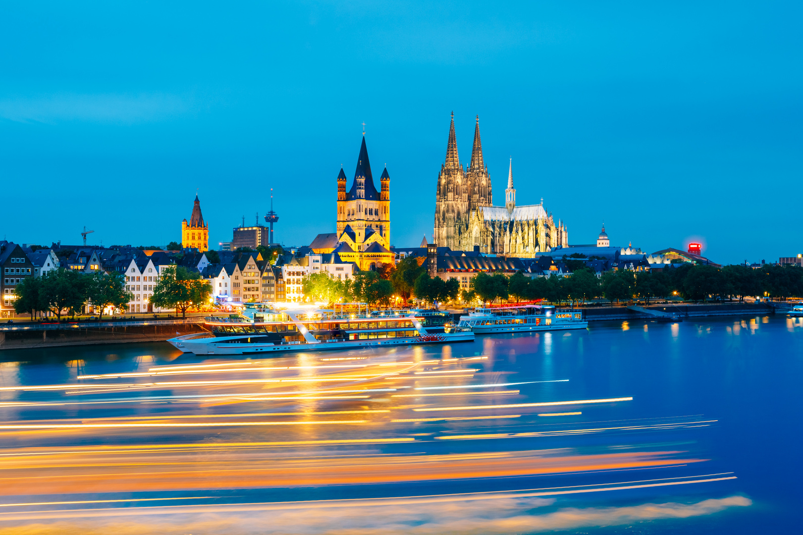 Blick von der rechten Rheinseite auf den Dom