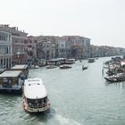 Blick von der Rialto-Brücke in Venedig
