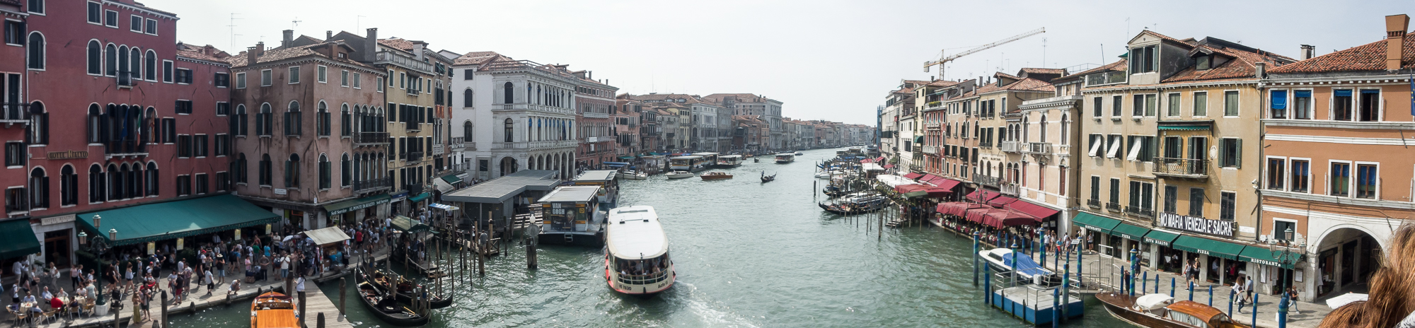 Blick von der Rialto-Brücke in Venedig