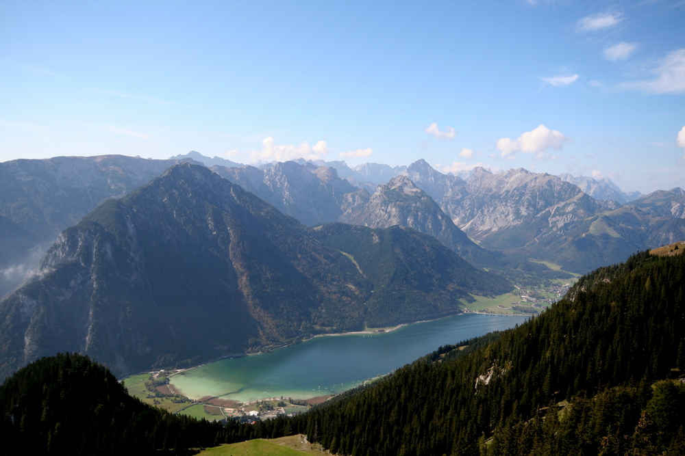 Blick von der Rofanbergstation auf den Achensee.