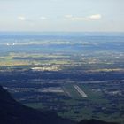 Blick von der Rossfeld-Panoramastr. auf den Flughafen Salzburg