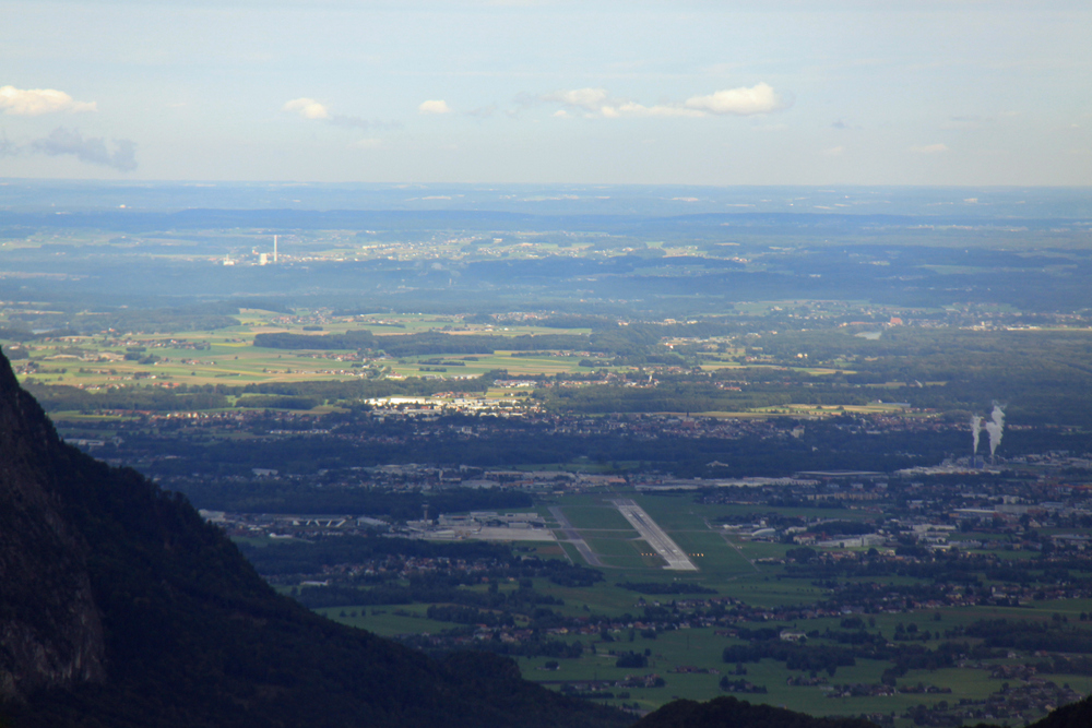 Blick von der Rossfeld-Panoramastr. auf den Flughafen Salzburg